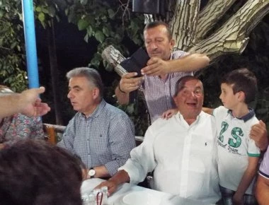 Ο Κωνσταντίνος Καραμανλής συνεχίζει να απολαμβάνει οικογενειακά τις διακοπές του στην Λευκάδα (φώτο)